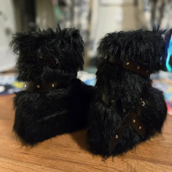 Dolls Kill Club E X Black Faux Fur Boots with Leather Straps - Picture 4 of 7